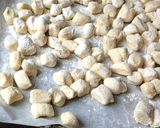 Foto del paso 2 de la receta: Ñoquis de queso crema