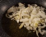 Foto del paso 2 de la receta: Guisantes y patatas salteados con jamón y ajos tiernos