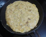 Foto del paso 4 de la receta Tortilla de papas con cebolla, chorizo de Teror y perejil