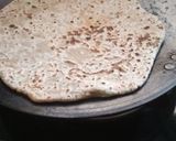 A picture of step 4 of Dhaniya mooli parathe.