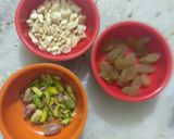 A picture of step 3 of Kesar pista fruits cream.