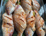 Foto del paso 2 de la receta: Pescado Horneado al Romero en Cama de Vegetales