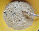 Foto del paso 3 de la receta: Bizcochitos de avena con mucha banana y pasas de uva