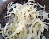 Foto del paso 2 de la receta: Escalopines de ternera con salsa de cebolla caramelizada y reducción de Pedro Ximénez