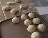Foto del paso 4 de la receta: Pancitos de pizza saborizados. Cebolla con ajo y queso