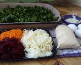 Foto del paso 1 de la receta: Tortilla de espinaca, betarraga, zanahoria, papa y cebolla caramelizada