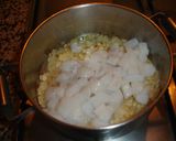 Foto del paso 2 de la receta Sepia con patatas y alcachofas