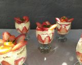 Foto del paso 5 de la receta: Postre en copa de frutillas 🍓 y crema Chantilly