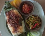 Foto langkah ke 8 dari resep Nasi Bakar Sambal Ikan Bilis.