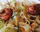 Foto del paso 8 de la receta Ensalada templada con gambas, cebolla y gulas crujientes