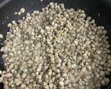 Hình bước làm 1 của món Hến xào hẹ ăn với bánh đa