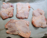 Foto del paso 1 de la receta: Muslo de pollo deshuesado al horno en salsa de verduras y soja