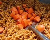 Foto langkah ke 4 dari resep Mi Goreng Kampung / Mi Goreng Hajatan.