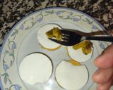 Foto del paso 3 de la receta: Almejas sentadas en tostas de pan en cojín de láminas de queso fresco