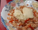Foto del paso 5 de la receta Tomates rellenos de langostinos y surimi aderezados con mahonesa y aceite de marisco