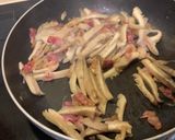 Foto del paso 2 de la receta: Revuelto de gulas, setas y panceta