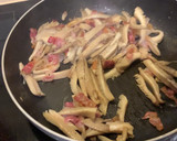 Foto del paso 2 de la receta: Revuelto de gulas, setas y panceta