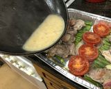 Foto del paso 7 de la receta: Muslo de pollo deshuesado al horno con espárrago triguero y tomate y VIDALIM