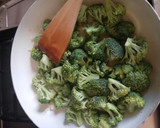 Foto del paso 4 de la receta: Salteado de quinoa con brócoli y cerdo