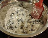 A picture of step 9 of Blueberry Strusel Muffins with a White Chocolaye Drizzle.