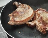 Foto del paso 3 de la receta: Chuleta de cerdo con salsa de tomate y queso gorgonzola