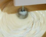 Foto langkah ke 3 dari resep Cheese & Chocolate Chip Cupcakes.