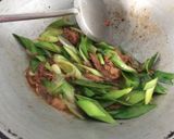 รูปขั้นตอนการทำที่ 4 ของ ขาหมูผัดต้นกระเทียม #อาหารไทยง่ายๆ