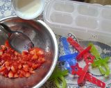 Foto del paso 2 de la receta: Yogurt (heladitos con frutilla)