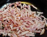 Foto del paso 1 de la receta: Hamburguesa salmón ahumado y bacon a tiras con cebolla