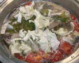 Hình bước làm 6 của món Canh Chua Đầu Cá Hú Nấu Lá Giang