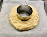 Foto del paso 5 de la receta: Roscón de reyes relleno con frutas confitadas y nata “sin gluten “