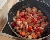 Foto del paso 6 de la receta: Espaguetis al vermú, coquinas y gambones