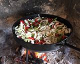 Foto del paso 5 de la receta: Pollo al disco marinado con tomillo y limón, cocido al vino blanco torrontés con ensalada rusa