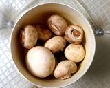 A picture of step 1 of Chilli Mushroom.