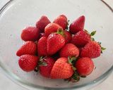 Foto langkah ke 1 dari resep Strawberry Ice Cream Ala Rumahan.