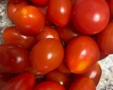 Foto del paso 1 de la receta: Ensalada de tomates cherry con pavo al ajillo