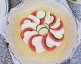 Foto del passaggio 4 della ricetta Torta salata con verdure e mozzarella 🥔🥒🍅🥧