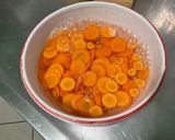 Une image de l'étape 3 de Ailes de raie aux jeunes carottes et ail noir.