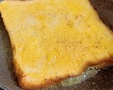 Foto langkah ke 2 dari resep Roti Telur Dadar - very simple breakfast!.
