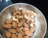 A picture of step 4 of Besan ka halwa.