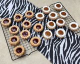 Foto del paso 13 de la receta: 🫖 Galletitas rellenas con dulce de leche o dulce de frambuesa 🫖Masa de mantequilla de maní al cacao