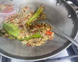 Foto langkah ke 2 dari resep Tumis Oncom Kemangi.