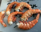 Une image de l'étape 1 de Gambas sauvages géantes marinées aux tomates, ail, citron et coriandre.