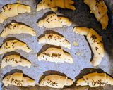 Köménymagos sörkifli sajtkrémmel,sajttal töltve 🥐🥐🥐 recept fázis 6 fotója