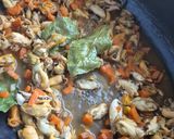Une image de l'étape 3 de Moules apéritives en cocotte à l'escabéche.