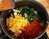 Foto del paso 2 de la receta: Pollo con poblano y elote en salsa de tomate