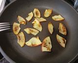 Foto del paso 2 de la receta: Canapés de morcilla de Burgos con manzana y miel