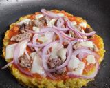 Foto del paso 11 de la receta: "Pizza" con base de coliflor al sartén🍕🧀🍖🥫🍅