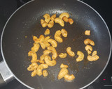 Foto del paso 3 de la receta: Salsa 3 quesos y anacardos