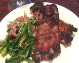 Foto del paso 4 de la receta: Costillas de cerdo al vino tinto con ensalada de Rúcula, palta y jamón crudo